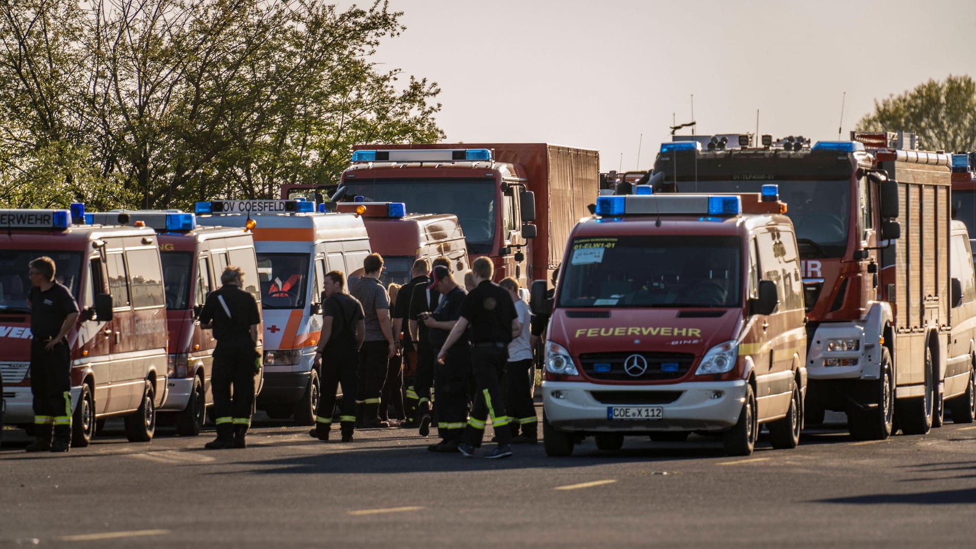 Feuerwehrleute in der Deutsch-Niederländischen Grenzregion bei Niederkrüchten-Elmpt: Seit Tagen kämpfen Einsatzkräfte hier gegen Wald- und Heidebrände.