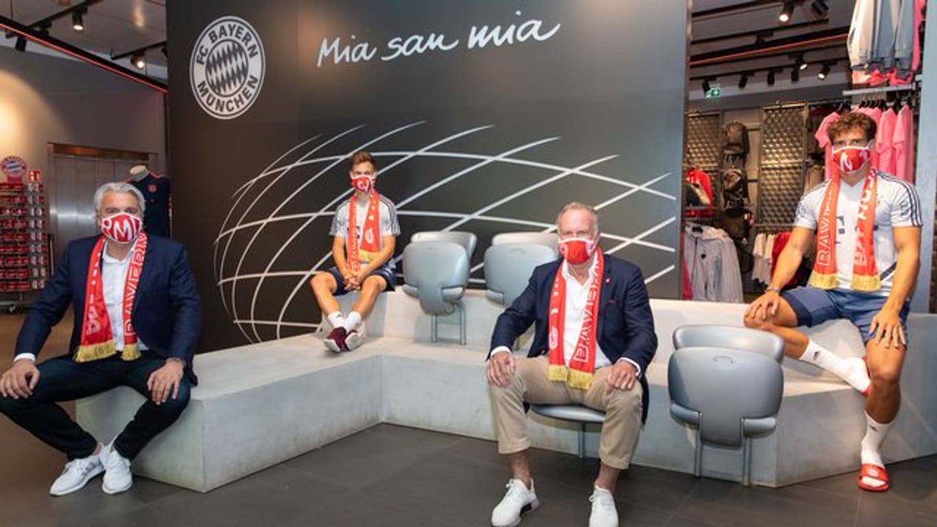 Der FC Bayern präsentiert die neuen FCB-Masken für Mund und Nase.