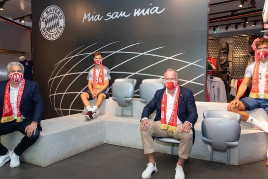 Der FC Bayern präsentiert die neuen FCB-Masken für Mund und Nase.