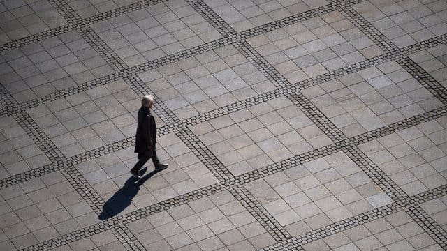 Um die Ausbreitung des Coronavirus zu verlangsamen, bestehen im ganzen Land Ausgangsbeschränkungen. Um die Ausbreitung des Coronavirus zu verlangsamen, bestehen im ganzen Land Ausgangsbeschränkungen.