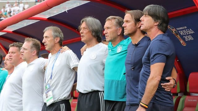 Sonst eher bei der Nationalmannschaft zu finden: Mannschaftsarzt Tim Meyer (l). Sonst eher bei der Nationalmannschaft zu finden: Mannschaftsarzt Tim Meyer (l).