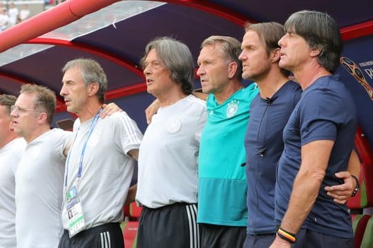 Sonst eher bei der Nationalmannschaft zu finden: Mannschaftsarzt Tim Meyer (l).