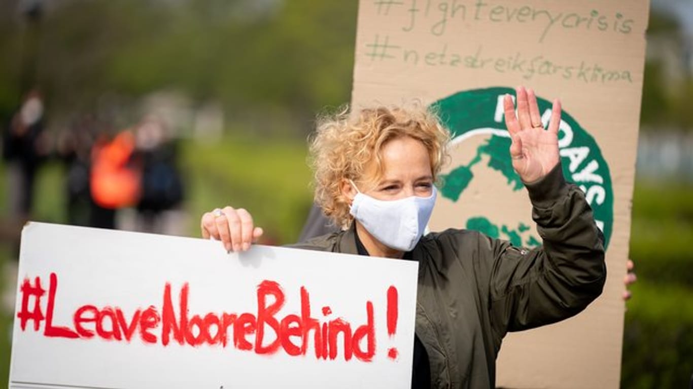 Katja Riemann mit Maske beim alternativen Klimastreik von Fridays for Future auf der Reichstagswiese in Berlin.