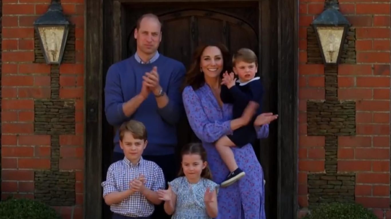 Farblich perfekt aufeinander abgestimmt: Prinz William und Herzogin Kate klatschen mit ihren Kindern.