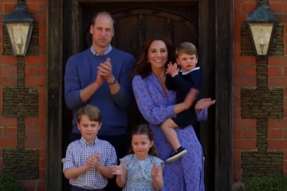 Farblich perfekt aufeinander abgestimmt: Prinz William und Herzogin Kate klatschen mit ihren Kindern.