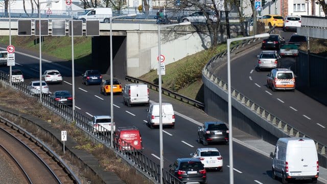 Verkehrsregeln: Leitpfosten haben in der Regel einen Abstand von 50 Metern aufeinander.