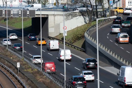 Verkehrsregeln: Leitpfosten haben in der Regel einen Abstand von 50 Metern aufeinander.