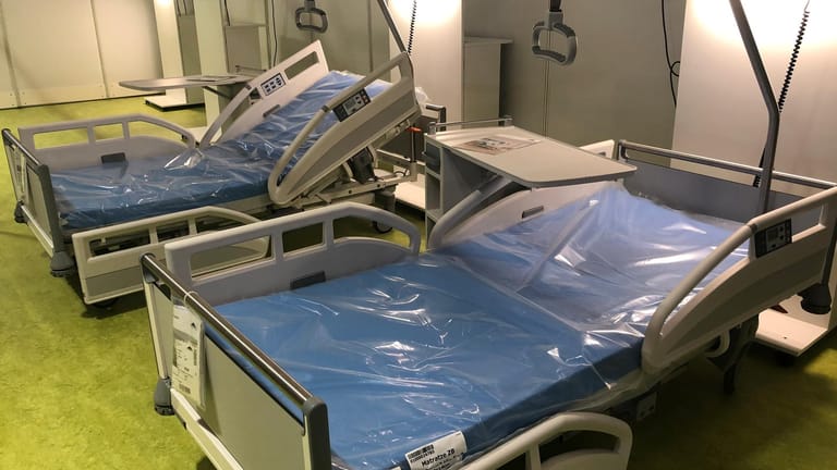 Zwei Krankenhausbetten stehen schon in Halle 26 der Berliner Messe: Zunächst soll ihre Zahl auf knapp 500 steigen, perspektivisch auf über 800.