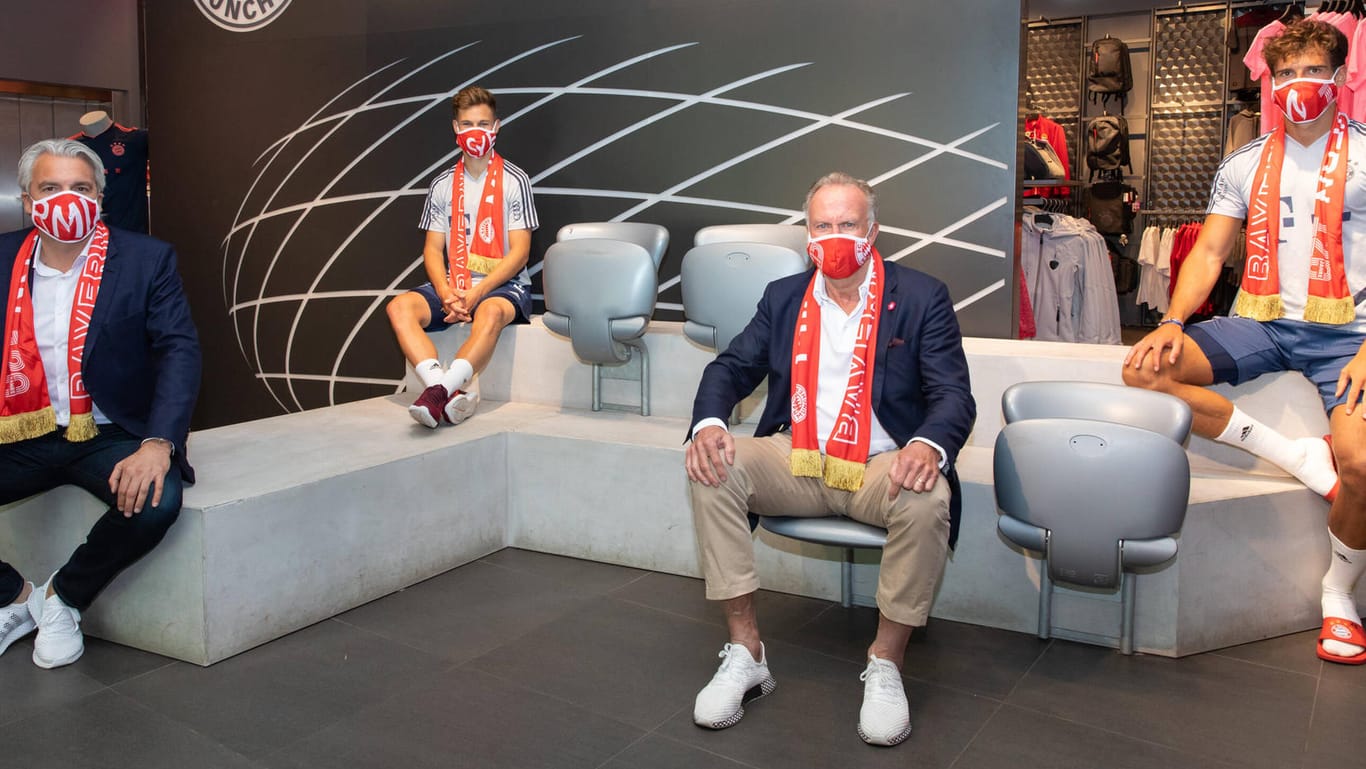 Besonderer Mundschutz: Der FC Bayern um Vorstandsboss Karl-Heinz Rummenigge (vo. re.) verkauft nun Gesichtsmasken, um eine initiative seiner Spieler Josua Kimmich (hi. li.) und Leon Goretzka (hi. re.) zu unterstützen.