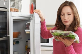 Salat im Kühlschrank: Mit einem einfachen Trick bleibt er länger frisch.