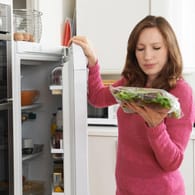 Salat im Kühlschrank: Mit einem einfachen Trick bleibt er länger frisch.