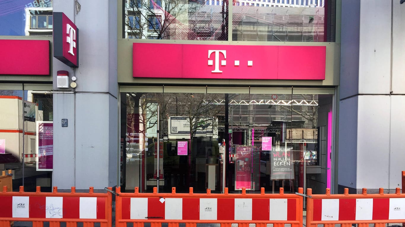 Ein geschlossenes Telekom-Geschäft in Berlin (Symbolbild): Seit Donnerstag öffnet die Telekom ihre Geschäfte wieder.