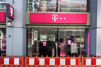 Ein geschlossenes Telekom-Geschäft in Berlin (Symbolbild): Seit Donnerstag öffnet die Telekom ihre Geschäfte wieder.