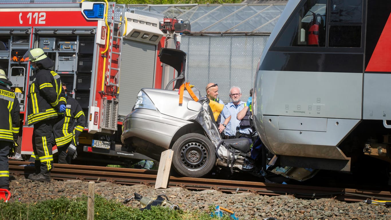 Das zerstörte Auto liegt vor dem Zug: Bei einem Unfall an einem unbeschrankten Bahnübergang am Niederrhein sind drei Personen ums Leben gekommen.