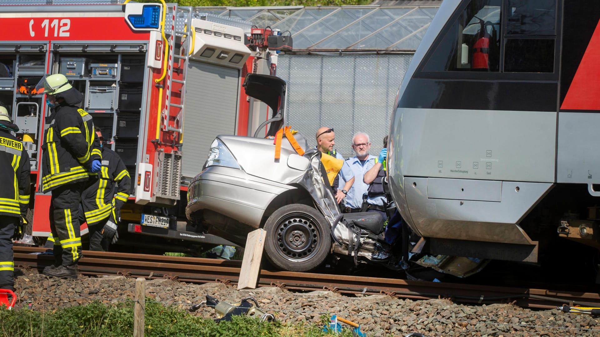 Das zerstörte Auto liegt vor dem Zug: Bei einem Unfall an einem unbeschrankten Bahnübergang am Niederrhein sind drei Personen ums Leben gekommen. Das zerstörte Auto liegt vor dem Zug: Bei einem Unfall an einem unbeschrankten Bahnübergang am Niederrhein sind drei Personen ums Leben gekommen.