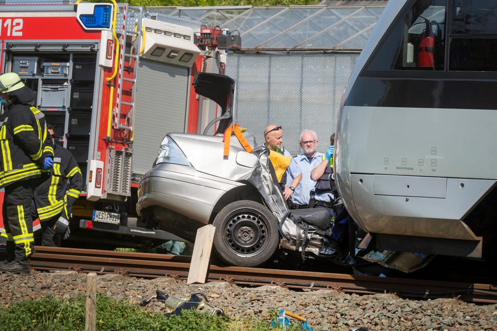 Das zerstörte Auto liegt vor dem Zug: Bei einem Unfall an einem unbeschrankten Bahnübergang am Niederrhein sind drei Personen ums Leben gekommen.