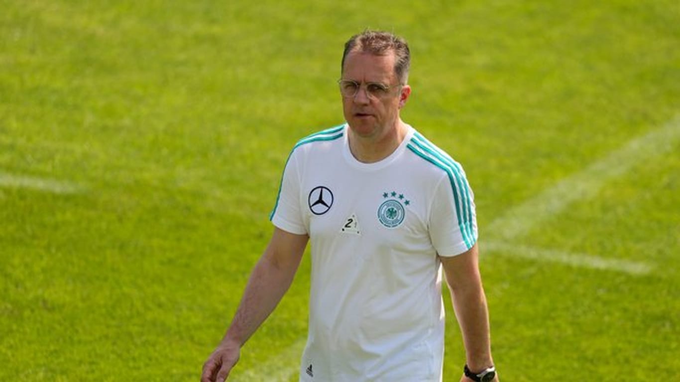 DFB-Chefmediziner Tim Meyer nimmt besonders Spieler, Trainer und Betreuer in die Pflicht.