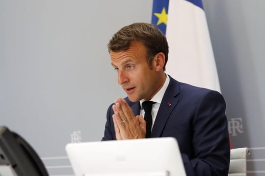 Emmanuel Macron nimmt aus dem Elysee-Palast heraus gestenreich an der WHO-Videokonferenz teil.