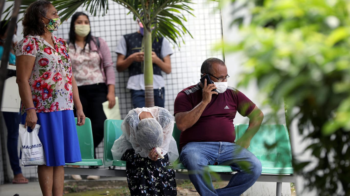 Besorgniserregende Lage: Angehörige eines Coronavirus-Patienten warten vor einer Klinik in Manaus.