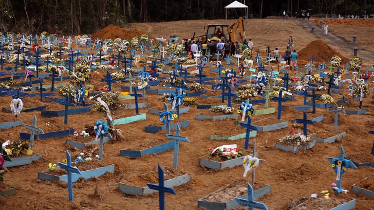 Ein Gräberfeld in Manaus, das wegen des Corona-Ausbruchs erheblich erweitert werden musste.