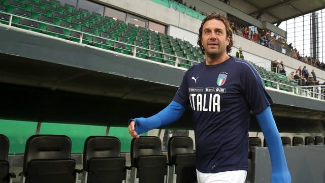 Luca Toni verteilt Pizzen an Rettungshelfer.