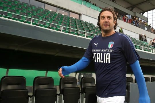 Luca Toni verteilt Pizzen an Rettungshelfer.