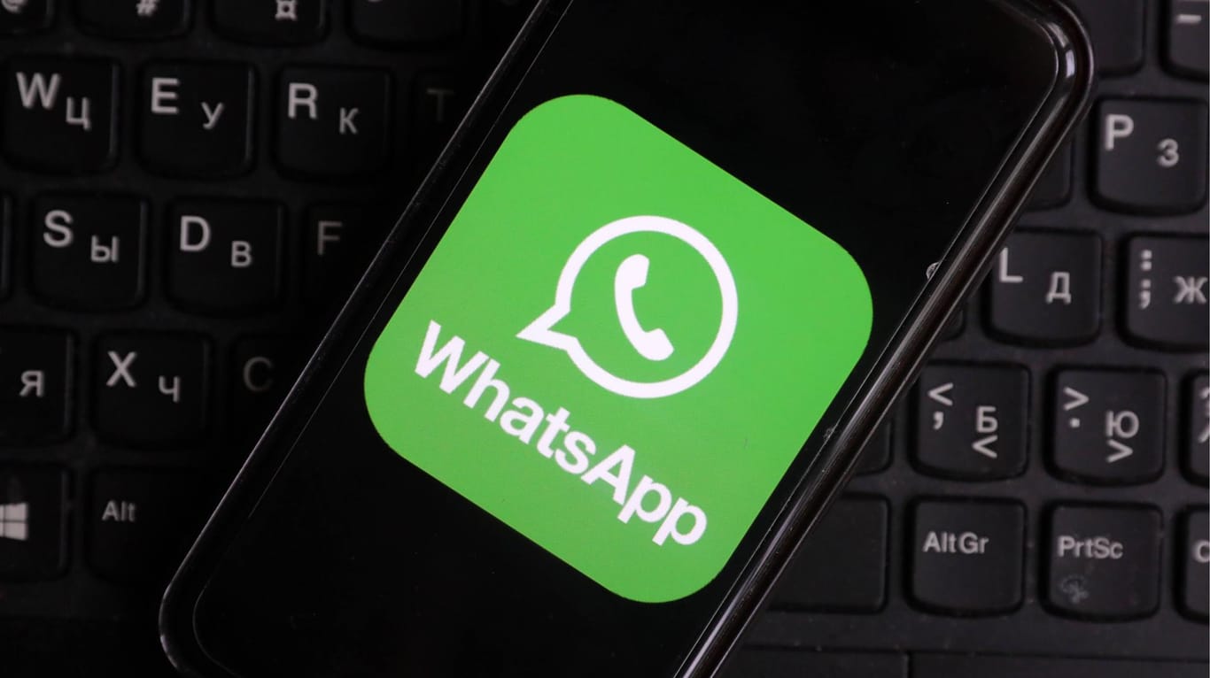 Ein Smartphone mit Logo von WhatsApp: Facebook plant, in Zukunft Werbung im Chat-Dienst anzuzeigen.