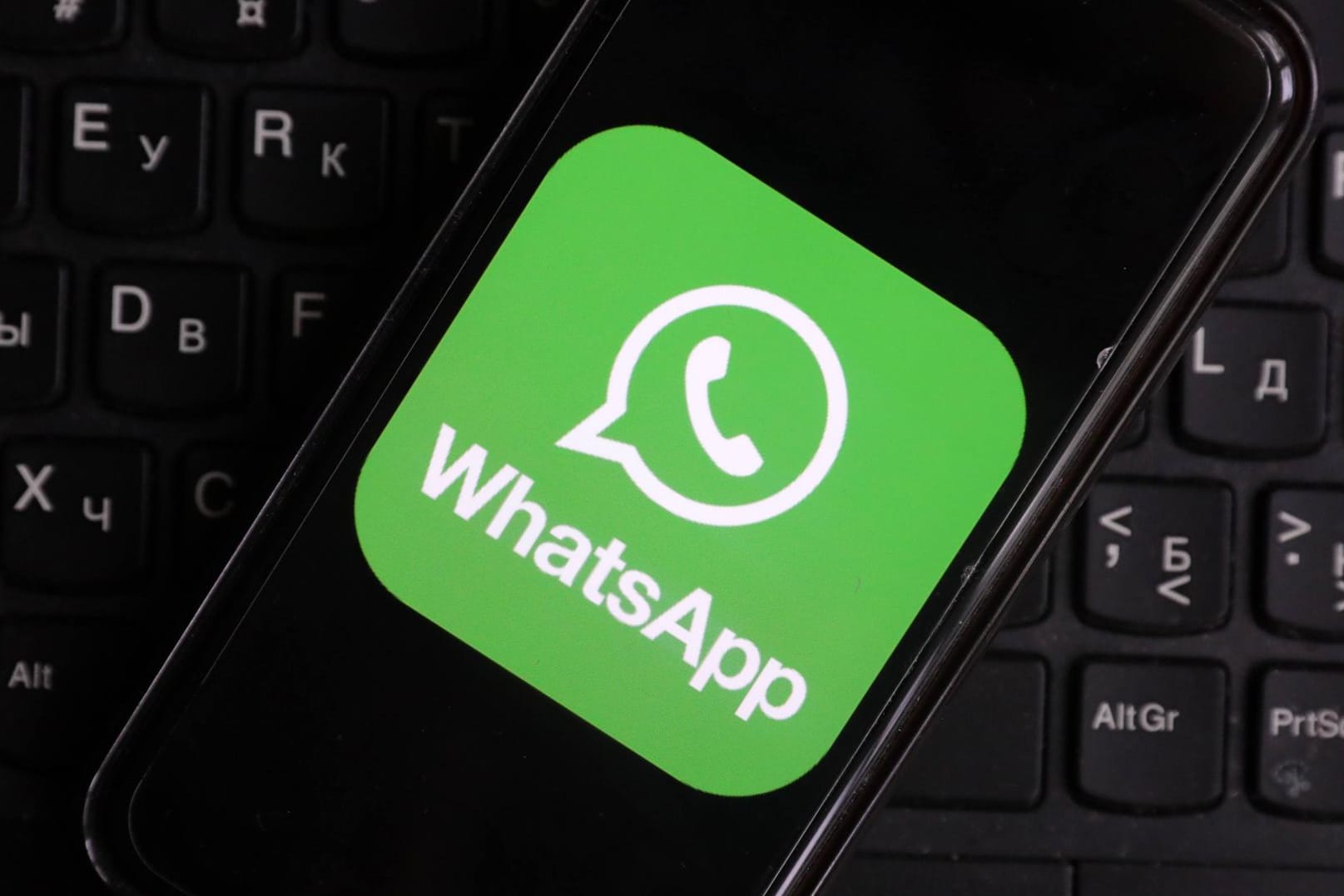 Ein Smartphone mit Logo von WhatsApp: Facebook plant, in Zukunft Werbung im Chat-Dienst anzuzeigen.