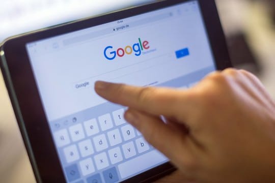 Google hat die Suchanfragen der vergangenen Woche ausgewertet - die Einführung einer Maskenpflicht macht sich darin deutlich bemerkbar.