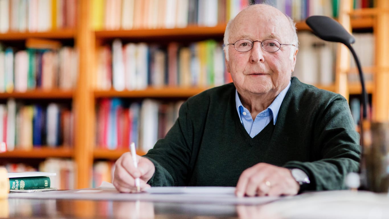 Im Alter von 84 Jahren ist der ehemalige Arbeits- und Sozialminister Norbert Blüm gestorben: t-online.de hat die Leser dazu aufgerufen, ihre Gedanken zum Tod von Norbert Blüm zu äußern.