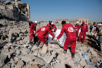 Rettungskräfte bergen die Toten auf den Trümmern eines Gefangenenlagers: Wegen der Coronavirus-Pandemie hat die von Saudi-Arabien angeführte Militärkoalition die Waffenruhe im Jemen verlängert.
