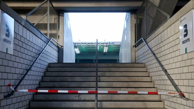 Eine knappe Mehrheit in Deutschland spricht sich für die Fortsetzung der Fußball-Bundesliga mit Geisterspielen aus. Eine knappe Mehrheit in Deutschland spricht sich für die Fortsetzung der Fußball-Bundesliga mit Geisterspielen aus.