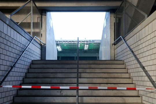 Eine knappe Mehrheit in Deutschland spricht sich für die Fortsetzung der Fußball-Bundesliga mit Geisterspielen aus.