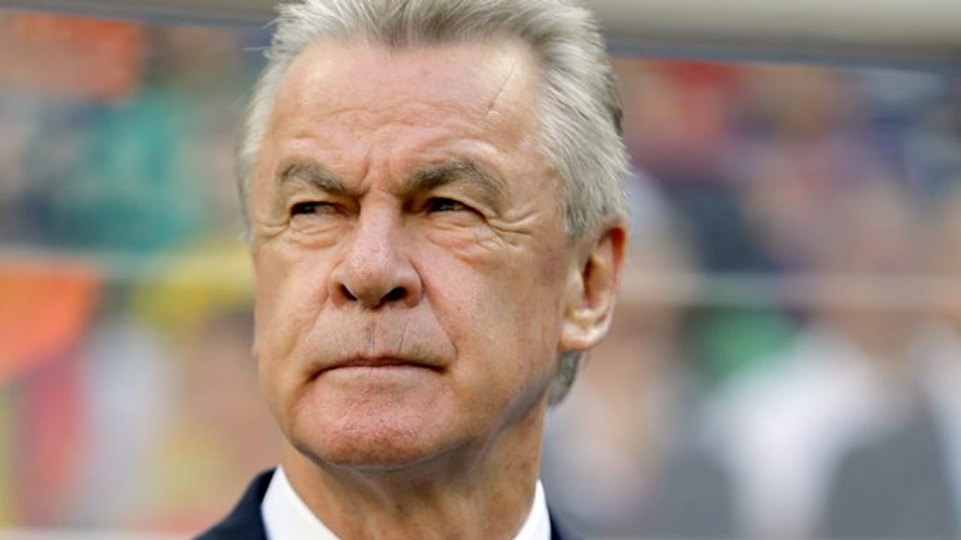 Der ehemalige Trainer Ottmar Hitzfeld hofft auf einen neuen Vertrag für Fußball-Nationaltorwart Manuel Neuer beim FC Bayern München.