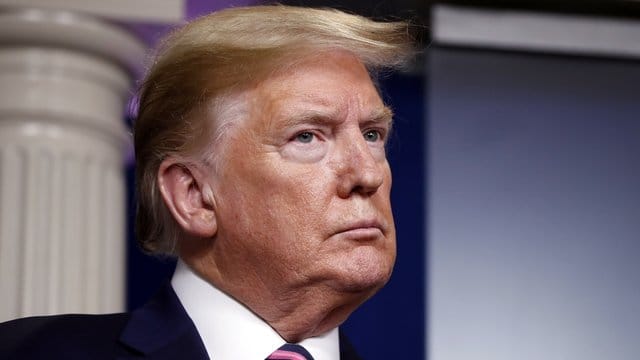 Nach viel öffentlicher Kritik und offiziellen Warnungen hat sich US-Präsident Donald Trump bemüht, seine Idee zu Desinfektionsmittel-Injektionen gegen das Coronavirus wieder einzufangen. Nach viel öffentlicher Kritik und offiziellen Warnungen hat sich US-Präsident Donald Trump bemüht, seine Idee zu Desinfektionsmittel-Injektionen gegen das Coronavirus wieder einzufangen.
