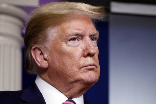 Nach viel öffentlicher Kritik und offiziellen Warnungen hat sich US-Präsident Donald Trump bemüht, seine Idee zu Desinfektionsmittel-Injektionen gegen das Coronavirus wieder einzufangen.