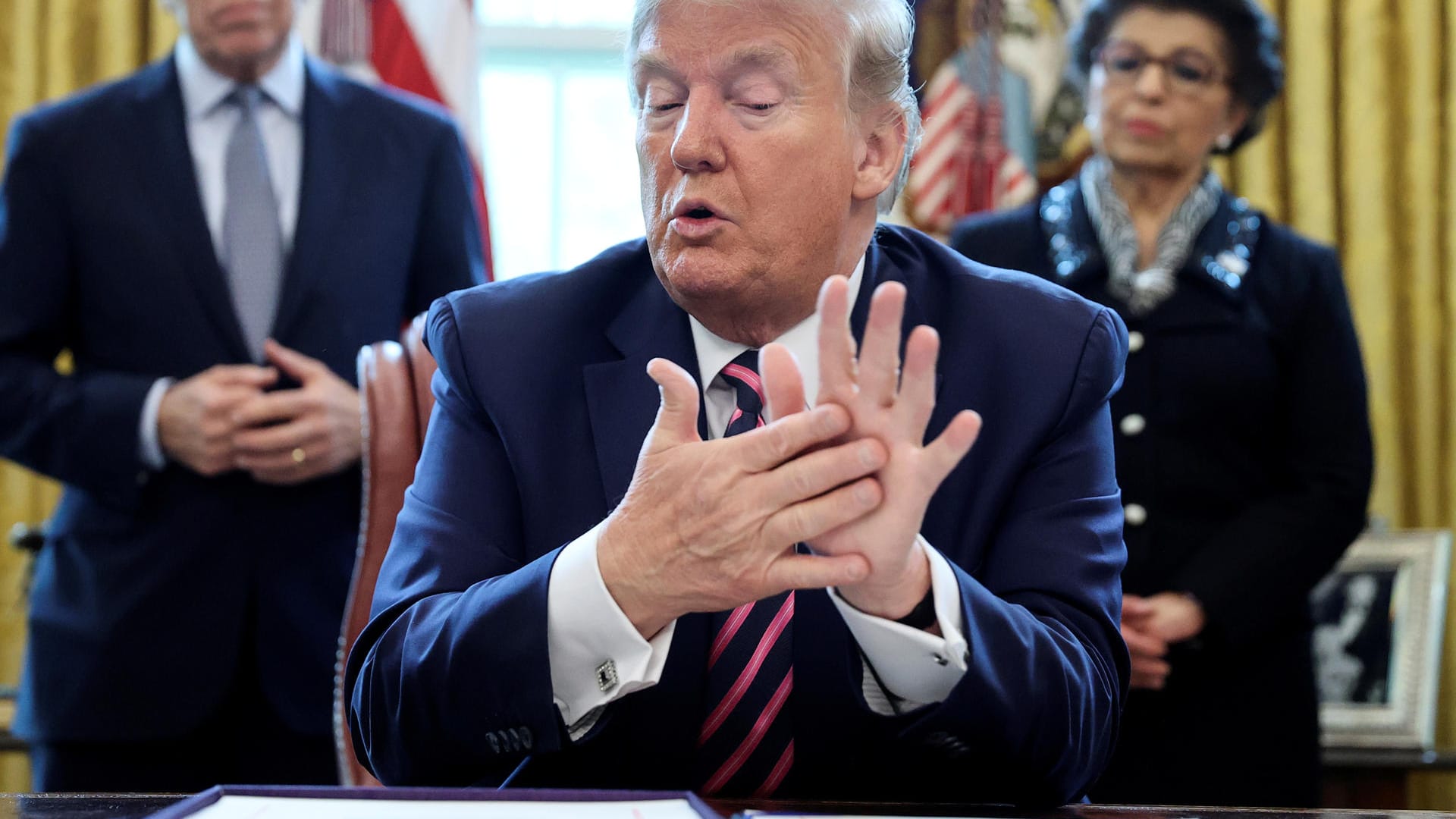 US-Präsident Donald Trump im Weißen Haus: Desinfektionsmittel gegen das Coronavirus injizieren – das will der Republikaner nun nicht mehr ernst gemeint haben. US-Präsident Donald Trump im Weißen Haus: Desinfektionsmittel gegen das Coronavirus injizieren – das will der Republikaner nun nicht mehr ernst gemeint haben.