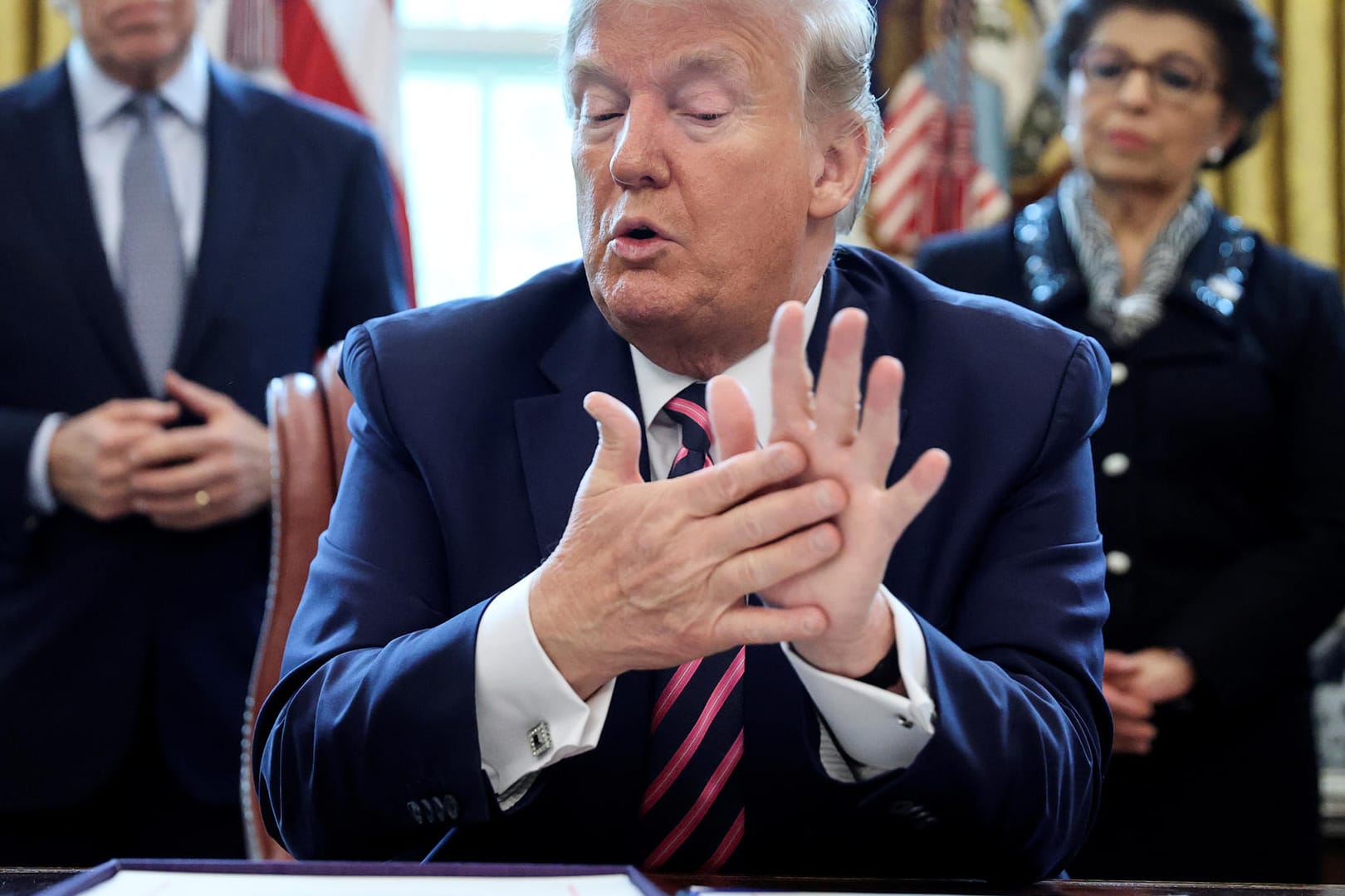 US-Präsident Donald Trump im Weißen Haus: Desinfektionsmittel gegen das Coronavirus injizieren – das will der Republikaner nun nicht mehr ernst gemeint haben.