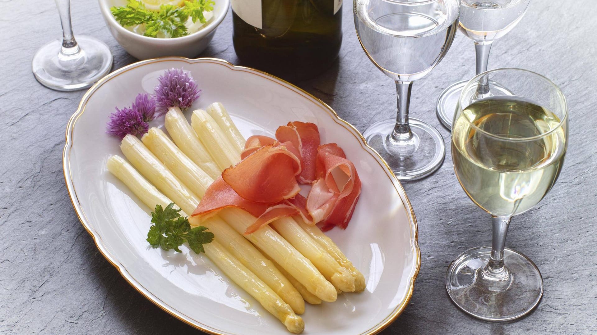 Spargel mit Wein und Wasser: Wasser wirkt in Kombination mit Mineralstoffen und variierenden Kohlensäuregehalten ganz unterschiedlich zu Speisen.