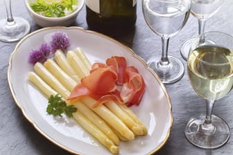 Spargel mit Wein und Wasser: Wasser wirkt in Kombination mit Mineralstoffen und variierenden Kohlensäuregehalten ganz unterschiedlich zu Speisen.