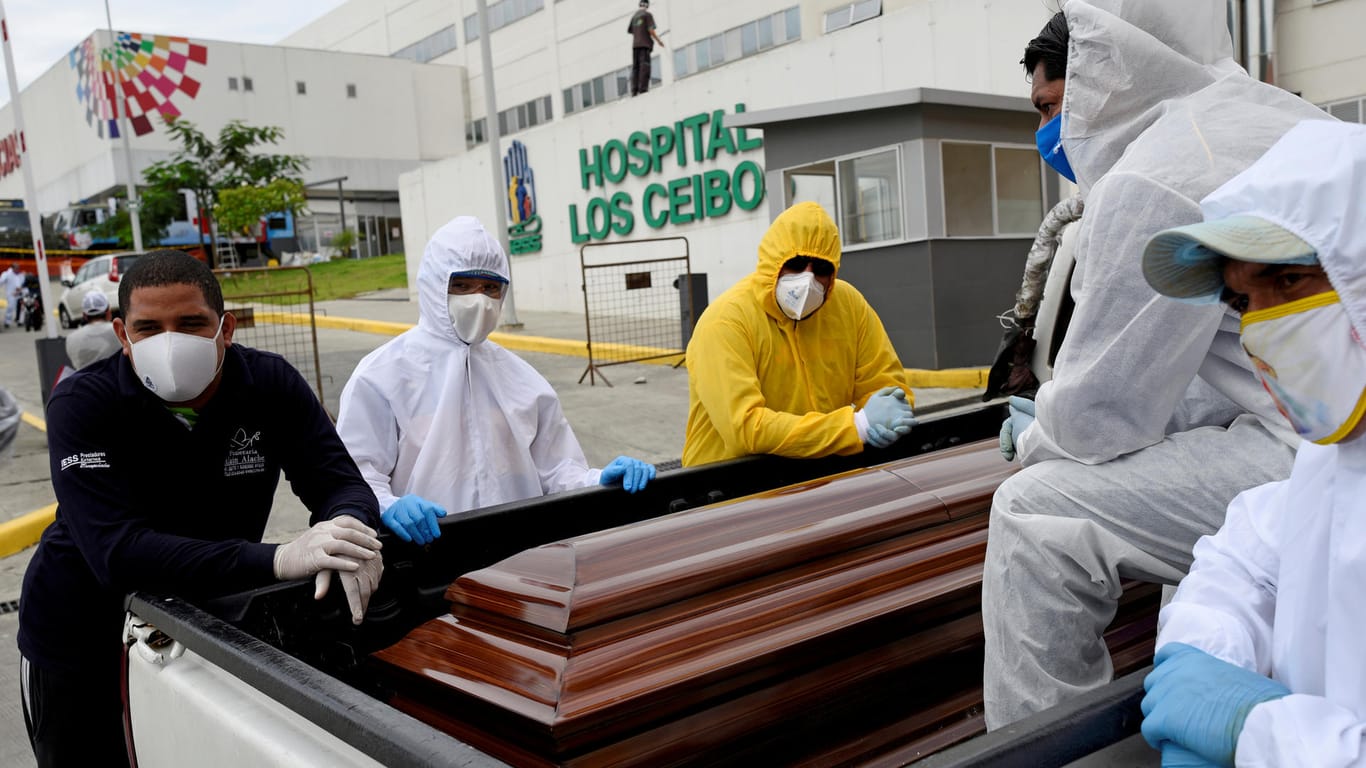 Männer mit einem Sarg warten vor einem Krankenhaus in Guayaquil, Ecuador: Durch die Überlastung des Gesundheitssystems in der Stadt kam es zu der Verwechslung (Symbolbild).