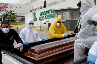 Männer mit einem Sarg warten vor einem Krankenhaus in Guayaquil, Ecuador: Durch die Überlastung des Gesundheitssystems in der Stadt kam es zu der Verwechslung (Symbolbild).