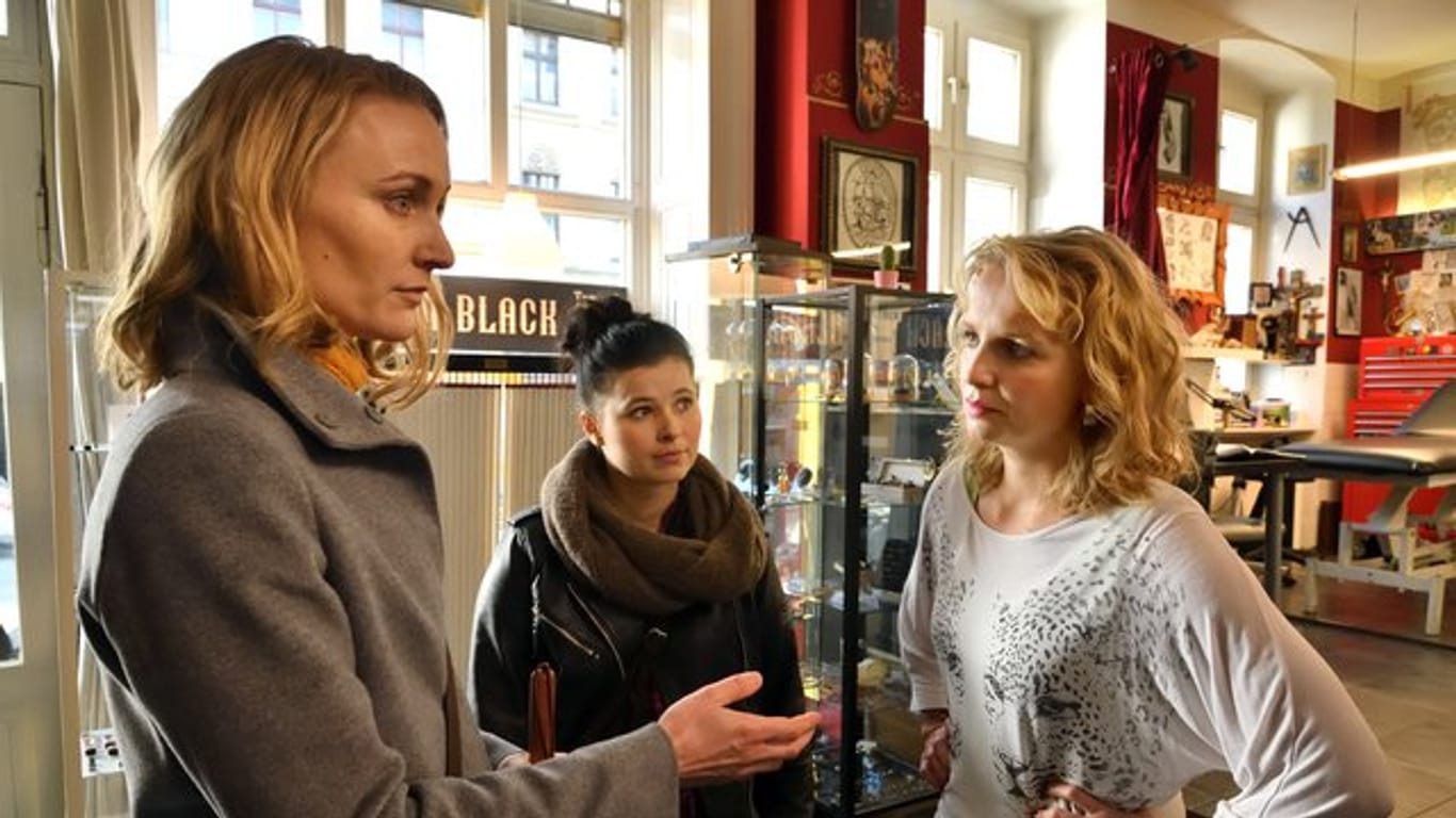 Die blinde Rechtsanwältin Romy Heiland (Christina Athenstädt, l) stößt im Beisein ihrer Assistentin (Anna Fischer, M) auf die Ablehnung der Zeugin Peggy Schneider (Anja Gräfenstein).