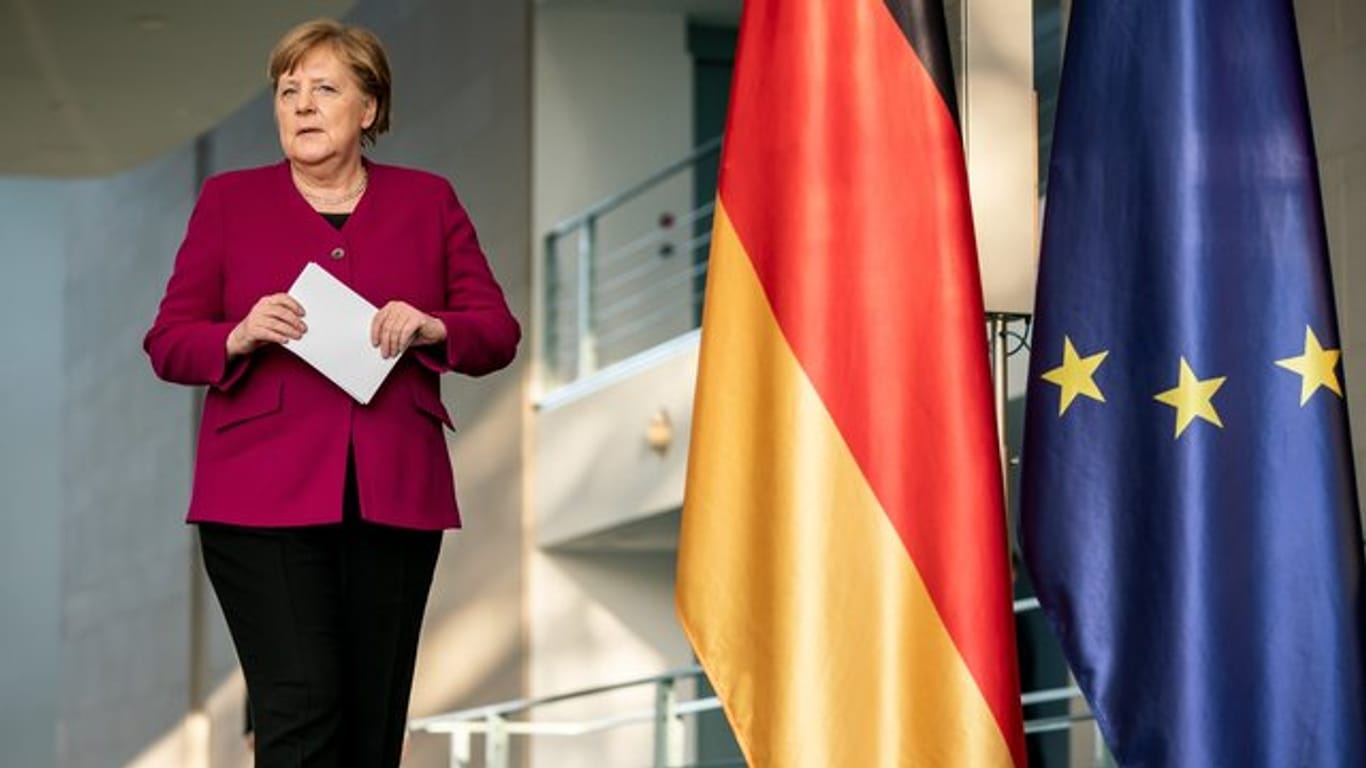 Bundeskanzlerin Angela Merkel (CDU), kommt zu einer Pressekonferenz nach der Videokonferenz des Europäischen Rats.