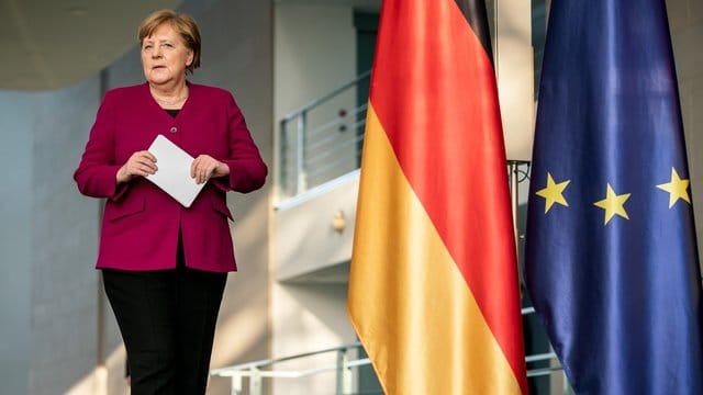 Bundeskanzlerin Angela Merkel (CDU), kommt zu einer Pressekonferenz nach der Videokonferenz des Europäischen Rats. Bundeskanzlerin Angela Merkel (CDU), kommt zu einer Pressekonferenz nach der Videokonferenz des Europäischen Rats.