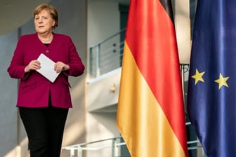 Bundeskanzlerin Angela Merkel (CDU), kommt zu einer Pressekonferenz nach der Videokonferenz des Europäischen Rats.