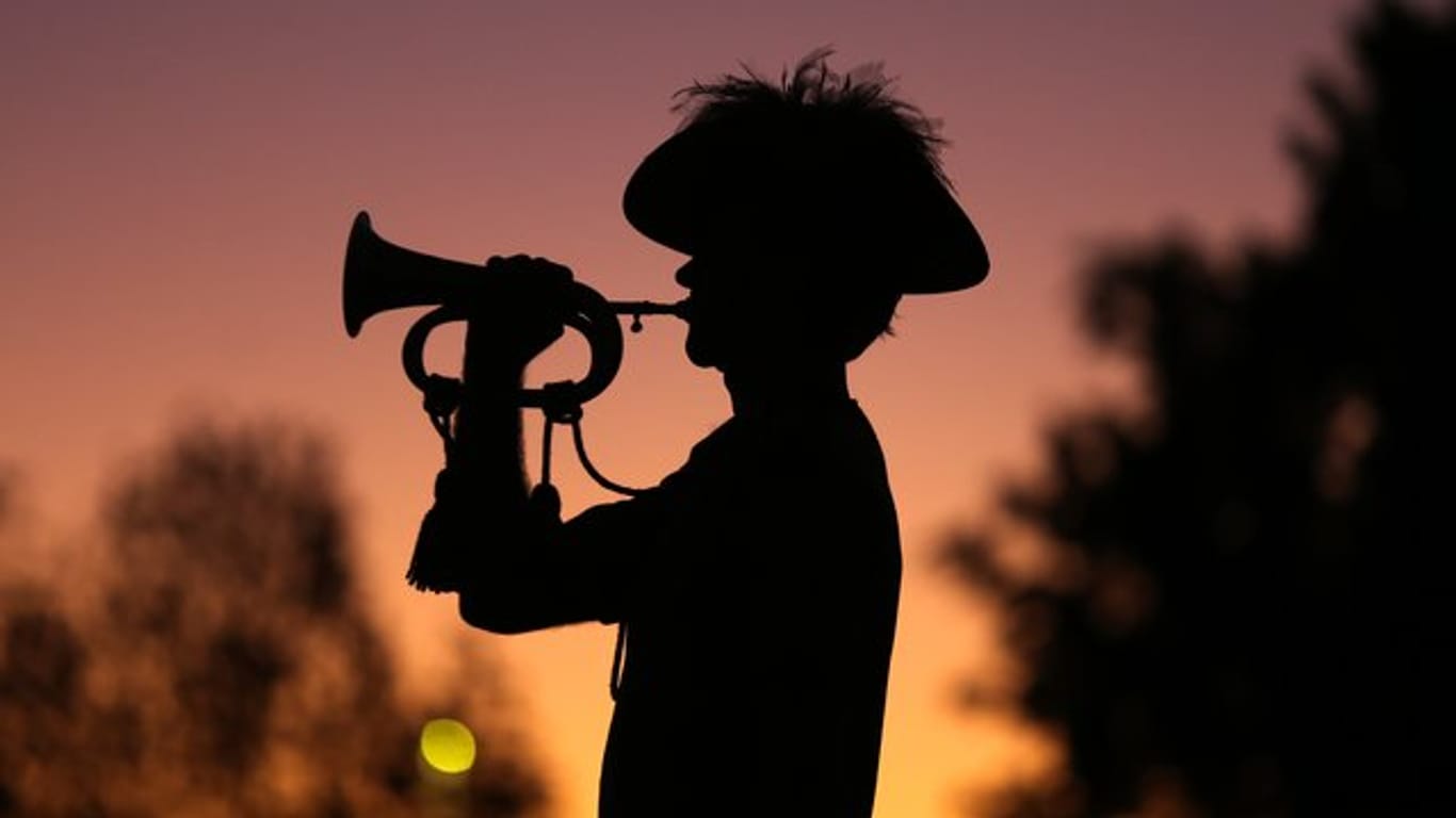 Ein australischer Soldat spielt im Morgengrauen des ANZAC-Gedenktages "The Last Post" auf der Trompete.