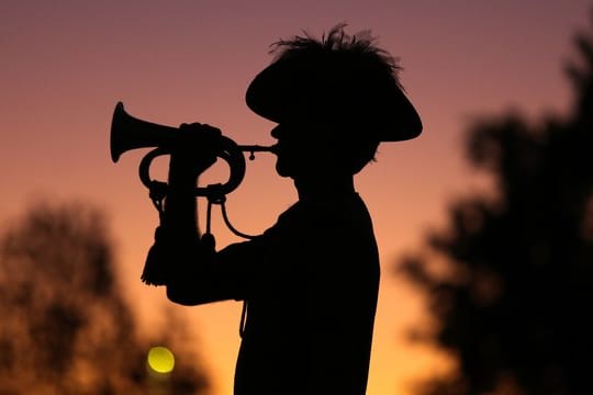 Ein australischer Soldat spielt im Morgengrauen des ANZAC-Gedenktages "The Last Post" auf der Trompete.