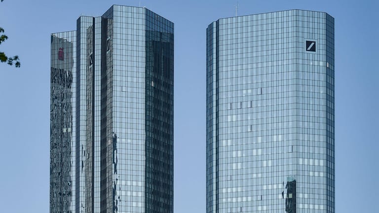 Türme der Deutsche Bank Zentrale in Frankfurt am Main: Das Kreditinstitut hat vier US-Senatoren Auskünfte über die Geschäfte des US-Präsidenten verweigert.