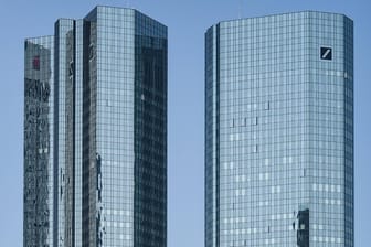 Türme der Deutsche Bank Zentrale in Frankfurt am Main: Das Kreditinstitut hat vier US-Senatoren Auskünfte über die Geschäfte des US-Präsidenten verweigert.